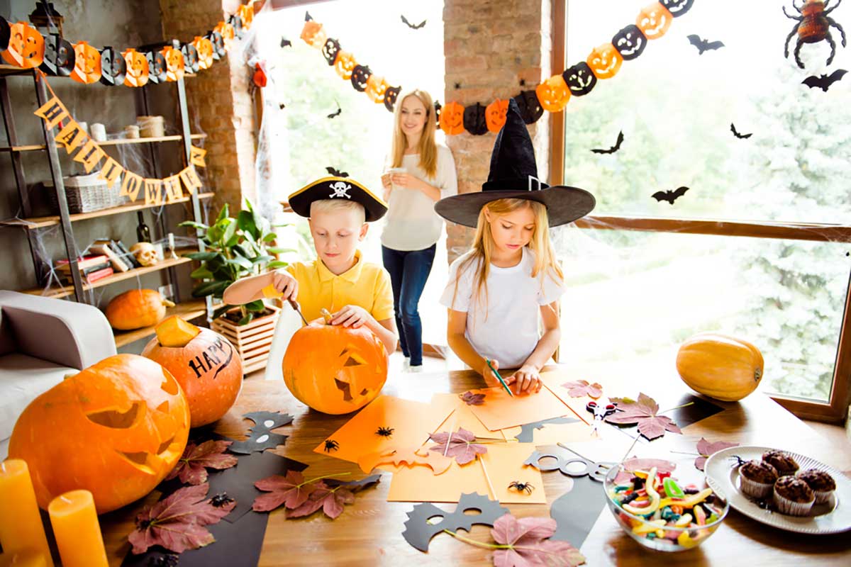 Bambini che giocano con la mamma ad Halloween