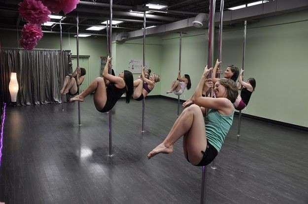 Pole Dance: tutte pazze per il fitness della seduzione [FOTO]