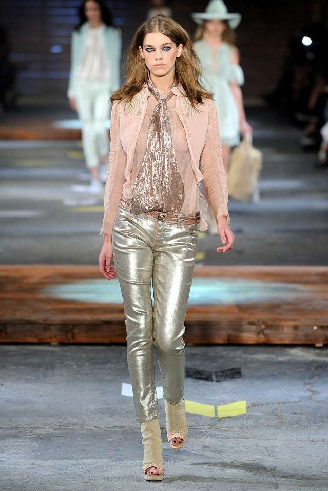 Jeans metallizzati: tutti i modelli da Pinko a Zara [FOTO]