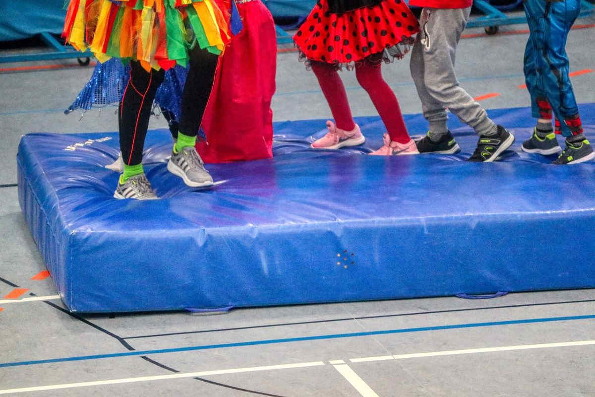 bambini con costume di carnevale