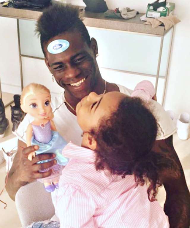 La figlia di Raffaella Fico e Mario Balotelli assomiglia al papà [FOTO]