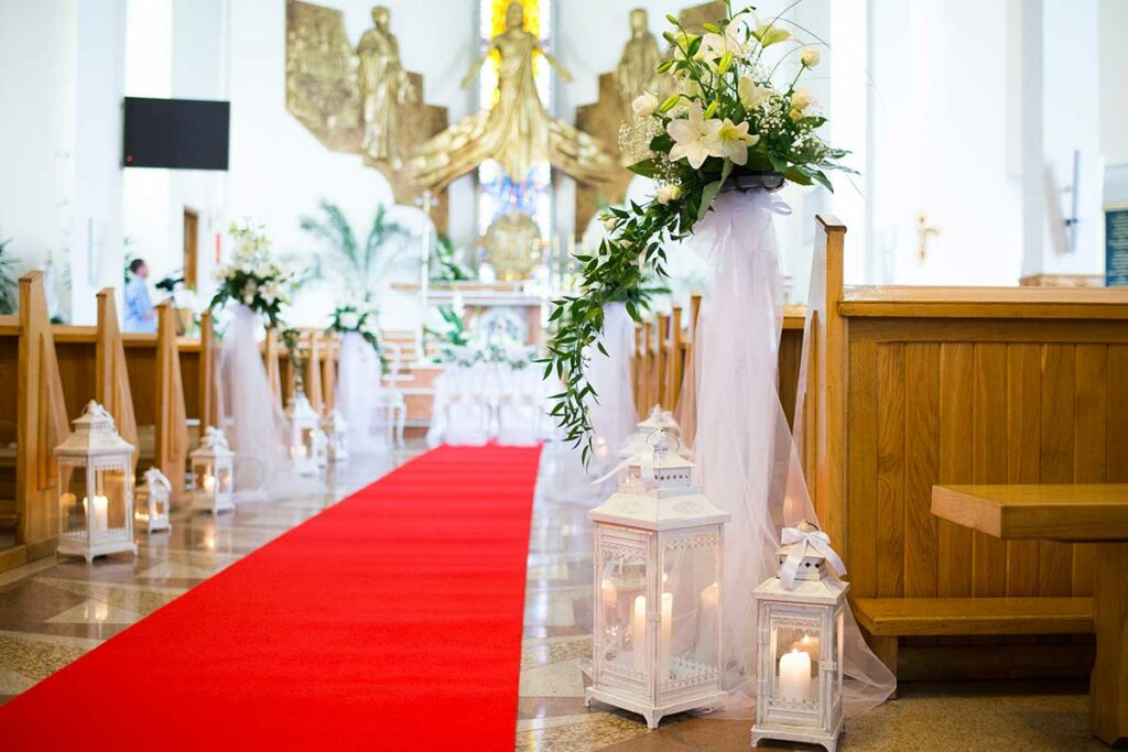 navata chiesa con fiori e lanterne
