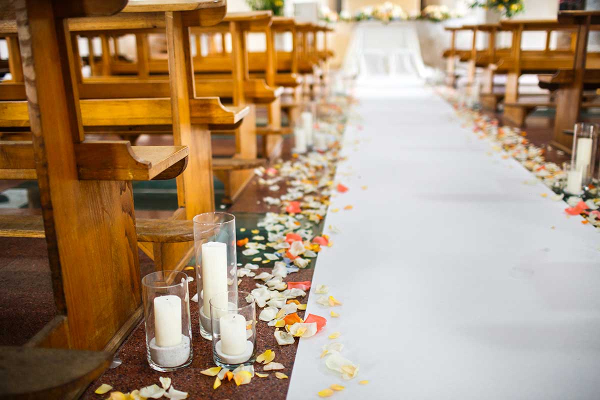 navata chiesa con petali e candele