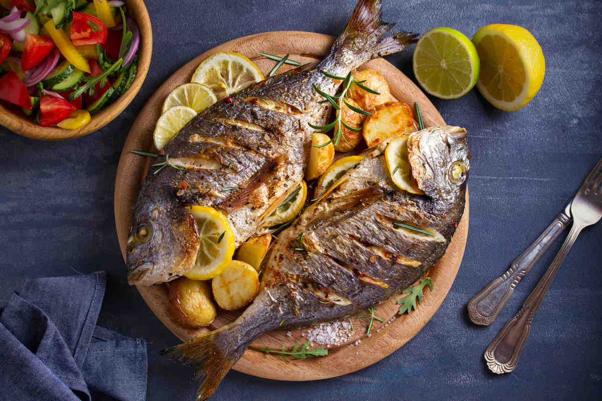 pesce al forno con patate, verdure e limone