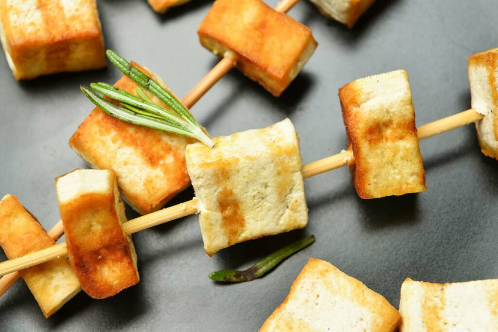 Spiedini di tofu con rosmarino