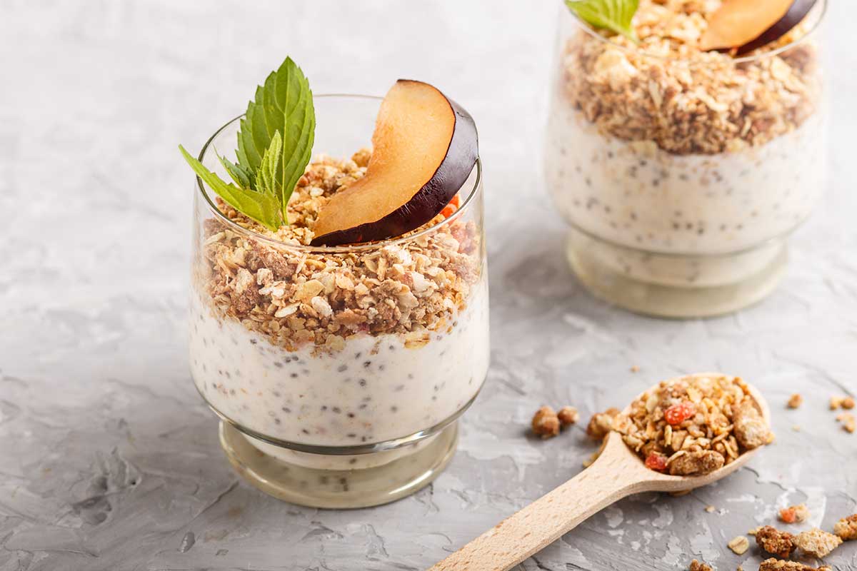 Bicchiere con all'interno yogurt e frutta