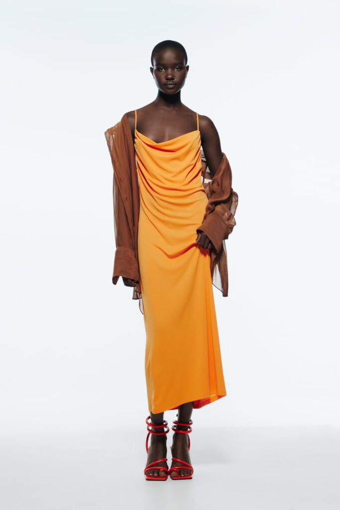 modella con abito lungo drappeggiato arancione zara