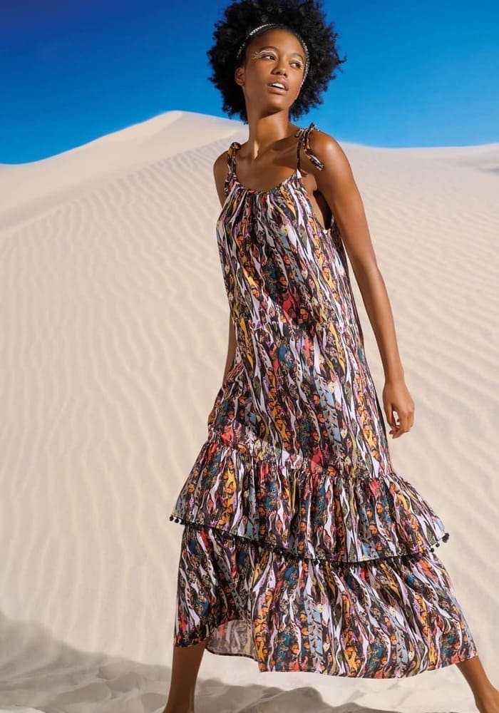 modella in mezzo al deserto con abito lungo stampato goldenpoint