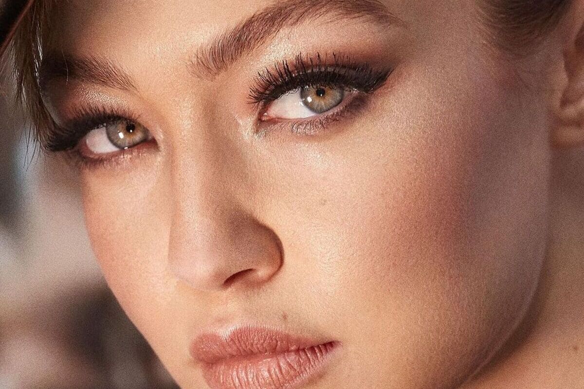 primo piano di gigi hadid con smokey eyes marrone