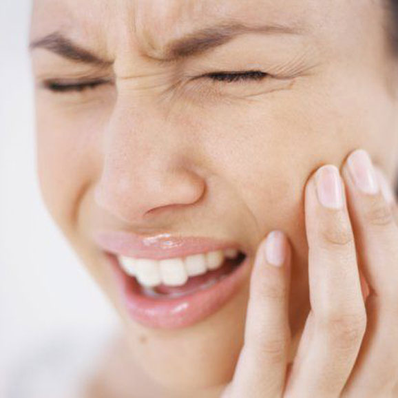 Ascesso dentale: sintomi, cura, rimedi naturali e cosa fare quando si manifesta