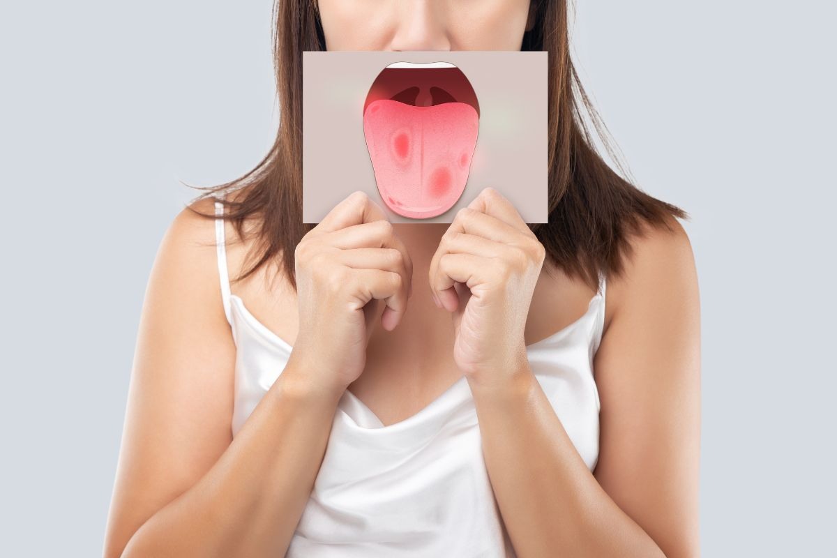 persona con foglio in mano che rappresenta una lingua con bolle