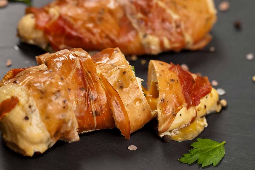 Involtino di carne avvolto nel prosciutto crudo