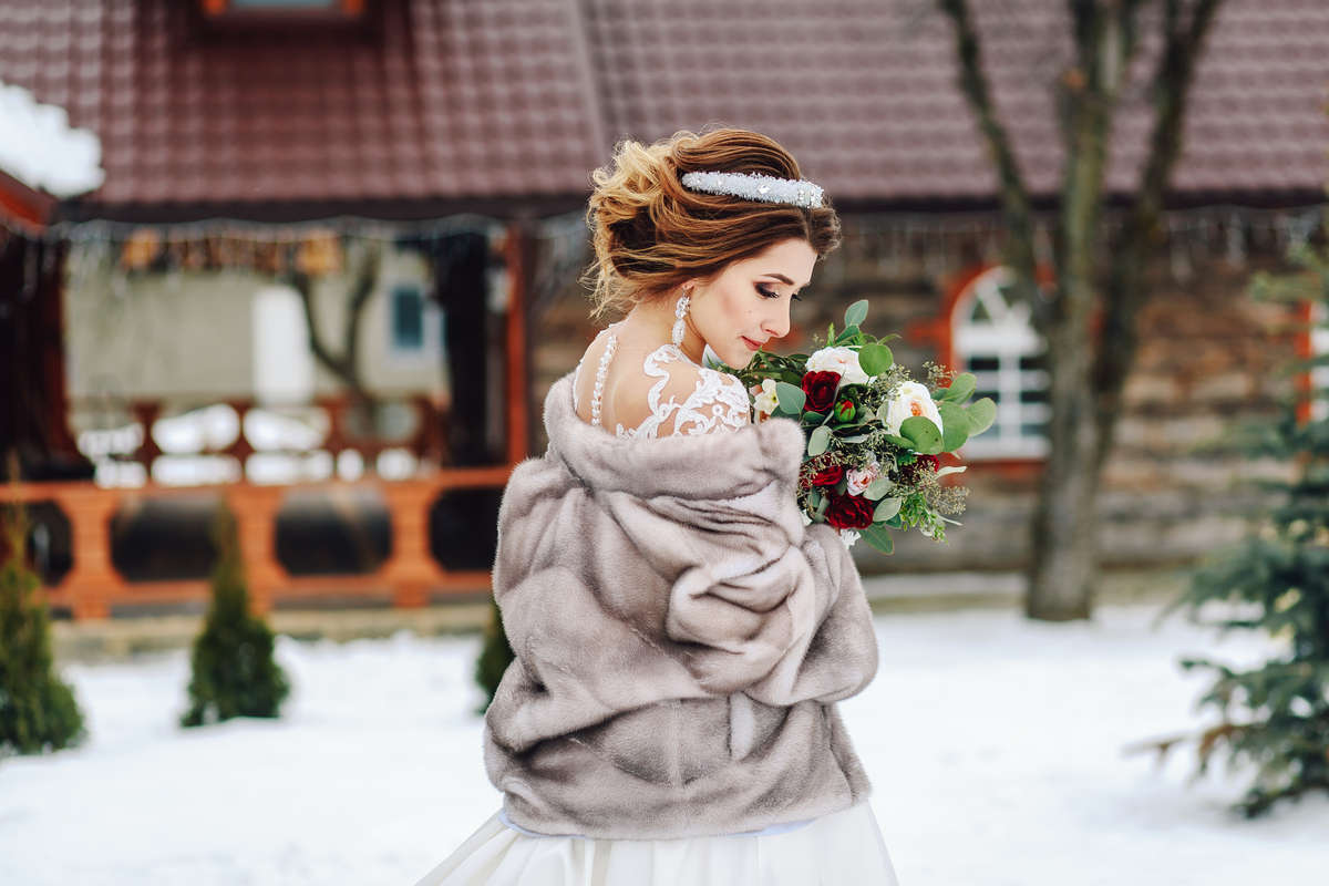 Matrimonio in inverno: coprispalle, giacche e cappe per la sposa