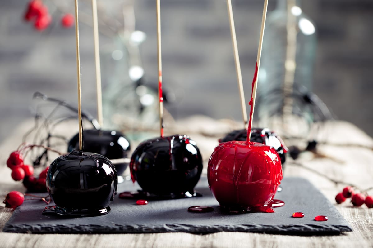 mele rosse e nere caramellate per Halloween