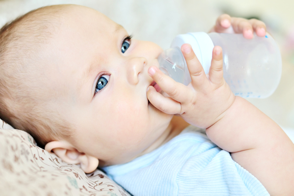 Reflusso gastroesofageo nei bambini: sintomi, cure e rimedi