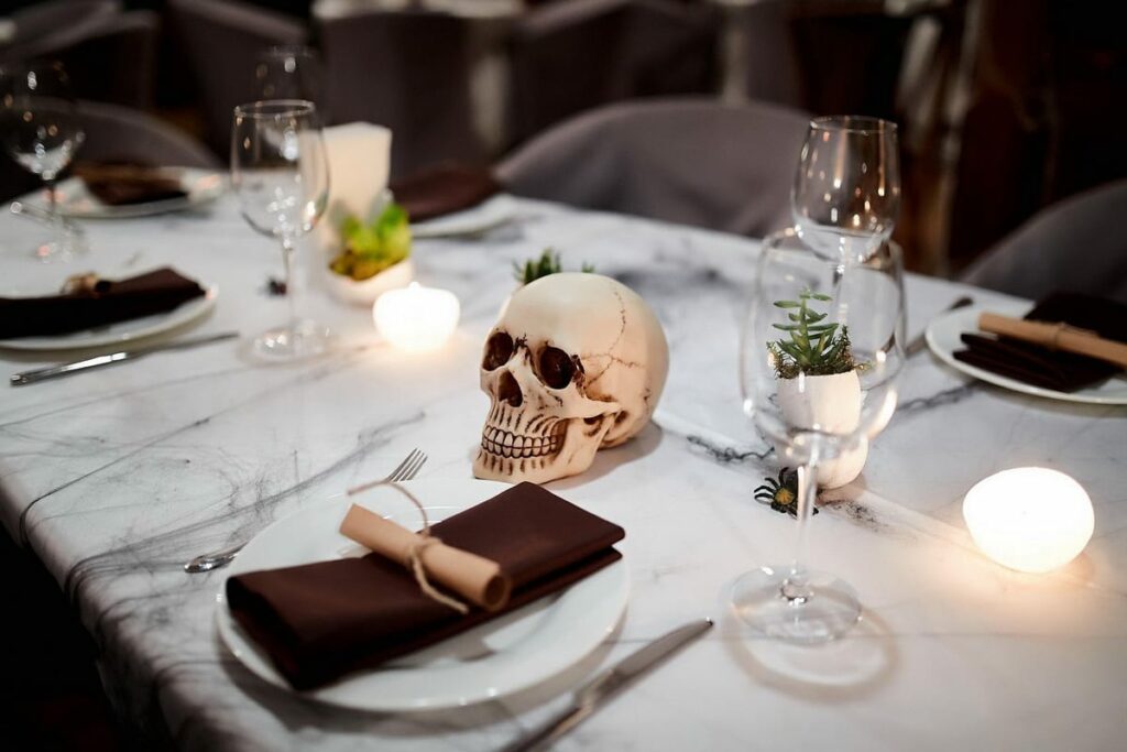 tavola di Halloween decorata con teschi 