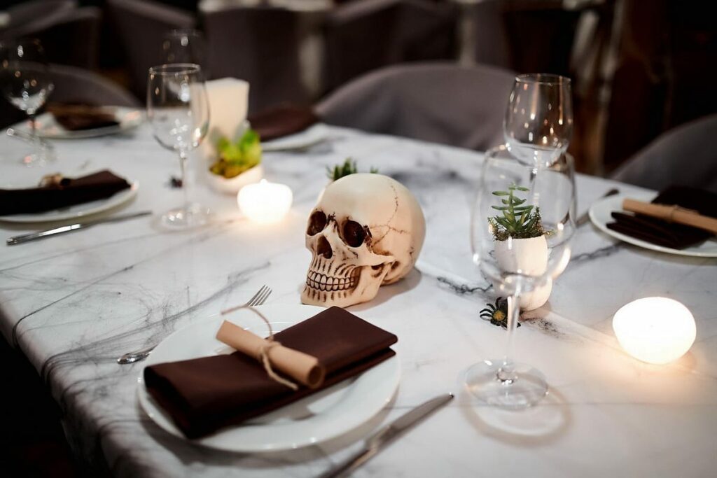 tavola di Halloween decorata con teschi