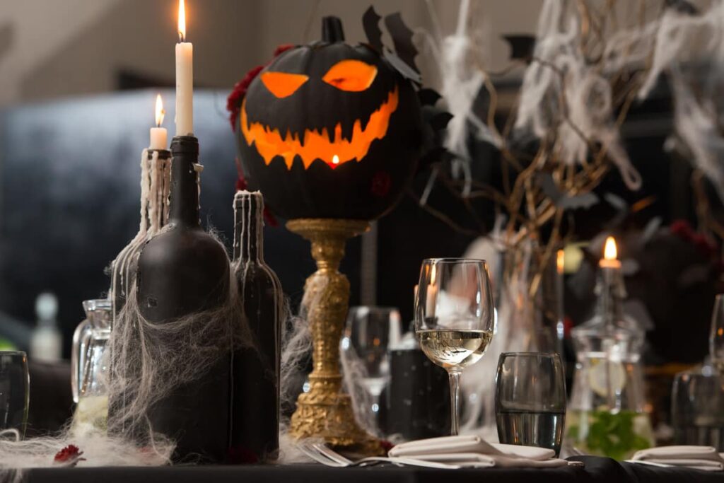 tavola Halloween con centrotavola a forma di zucca e candele