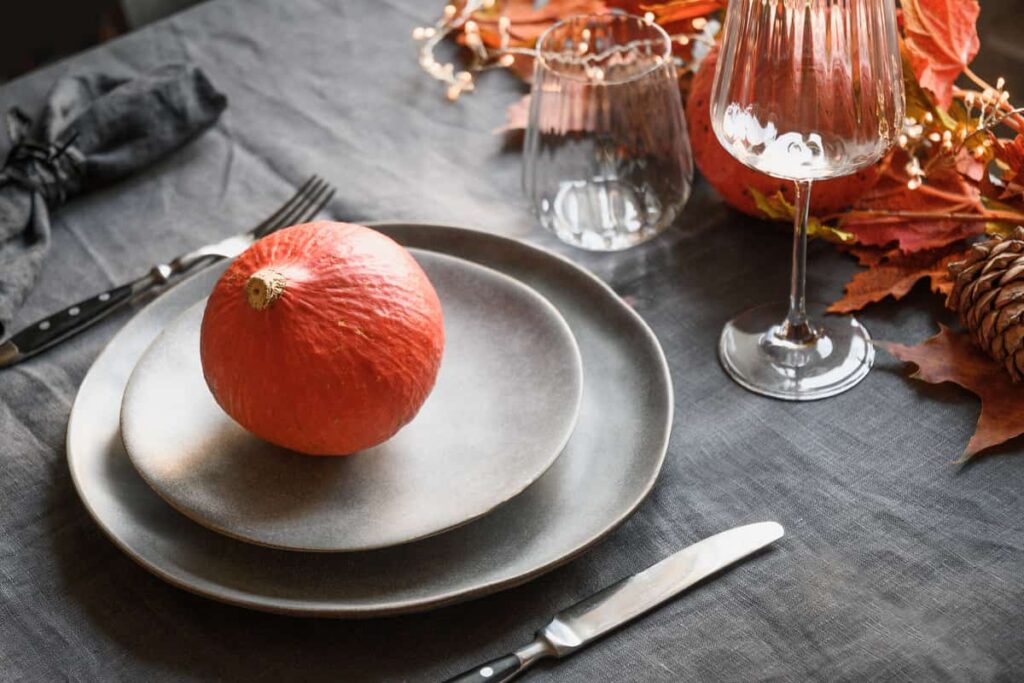 Tavola di Halloween apparecchiata con tovaglia nera e zucche