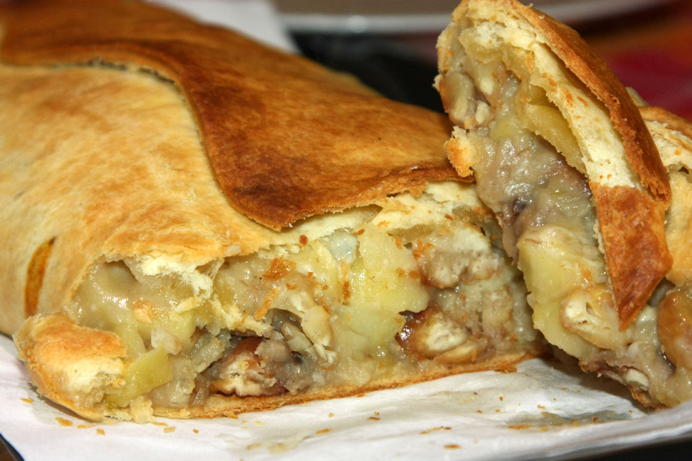 Rotolo con patate, funghi e castagne, ricetta autunnale