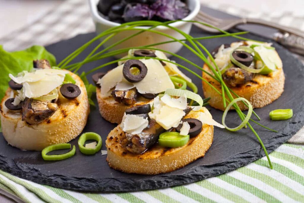 crostini di pane con pesce olive cipollina e parmiggiano