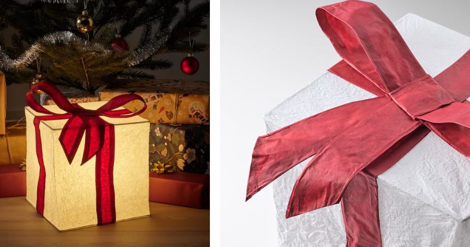 a sinistra, lampada a forma di regalo riposta sotto l'albero di Natale, a destra zoom sul fiocco della lampada regalo