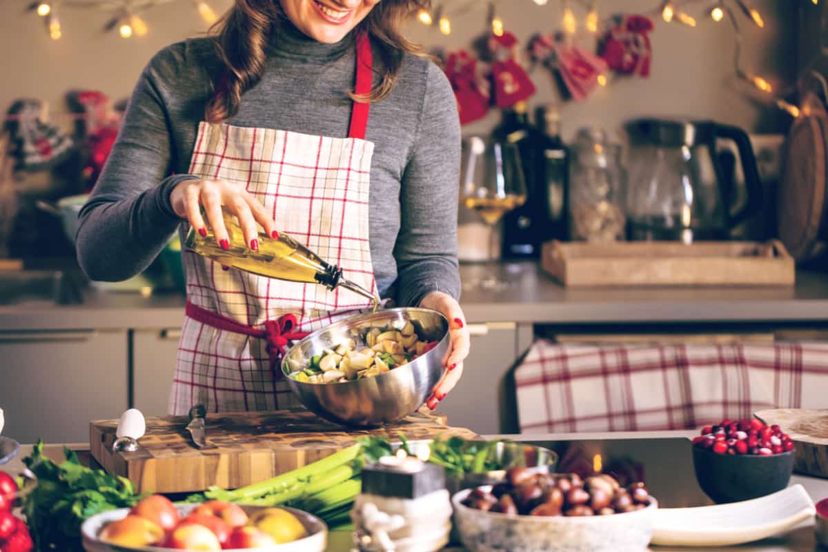 donna che prepara menu di Natale light