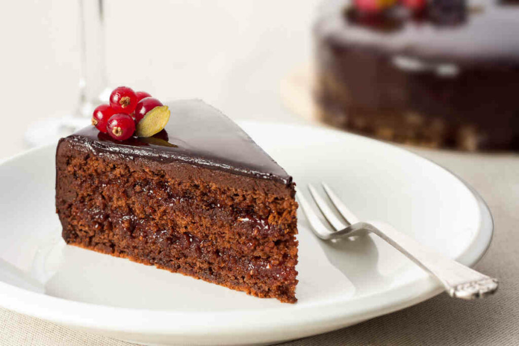 porzione di sachet torte su piattino bianco 