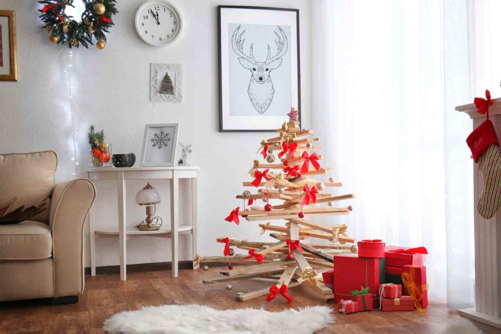 soggiorno con albero di natale in legno con decorazioni e pacchi di natale di colore rosso 