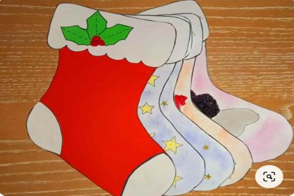 cartoncini con la forma della calza della Befana, colorate