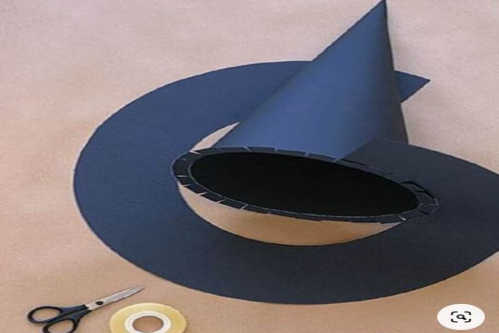 cappello di carta di colore nero con cono e cerchio