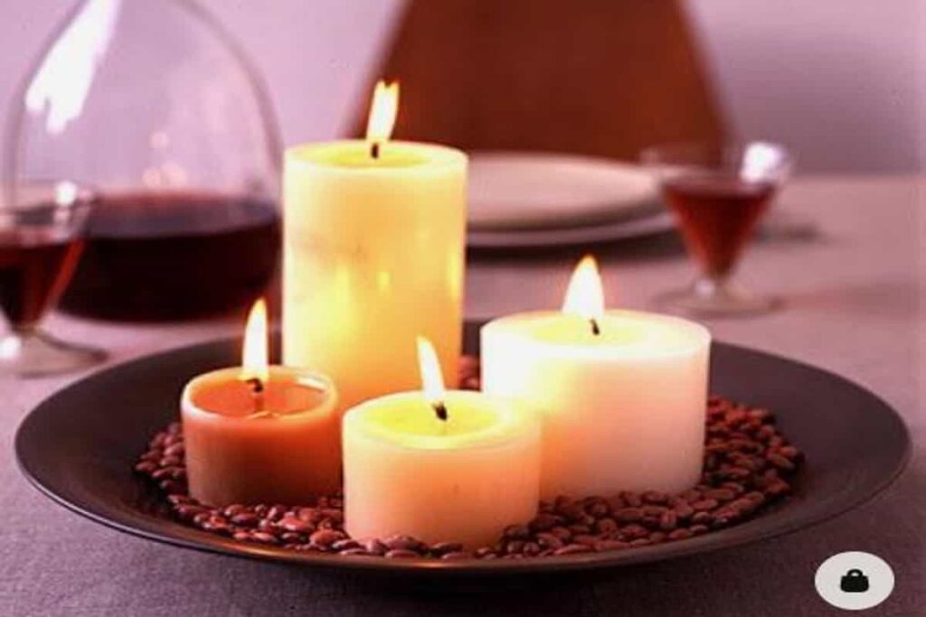 centrotavola realizzato con piatto, all'interno lenticchie e quattro candele accese