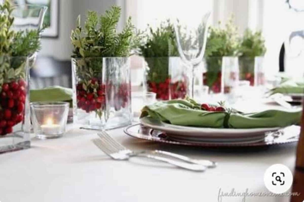 tavola apparecchiata con fiori rossi e verdi