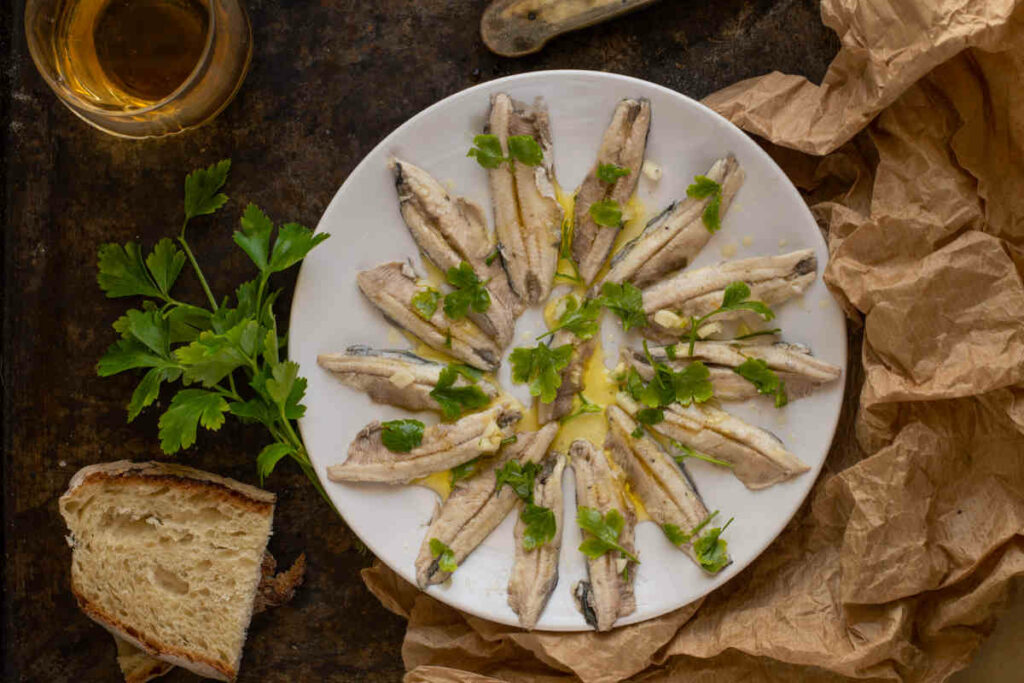 piatto tondo con alici marinate