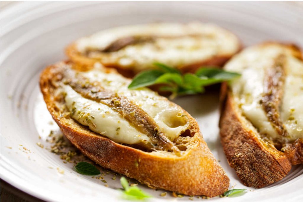 crostini di pesce alla caprese