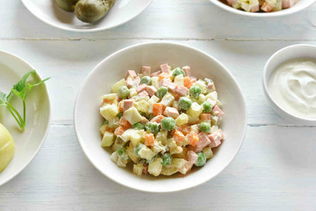 piatto fondo con insalata russa light allo yogurt