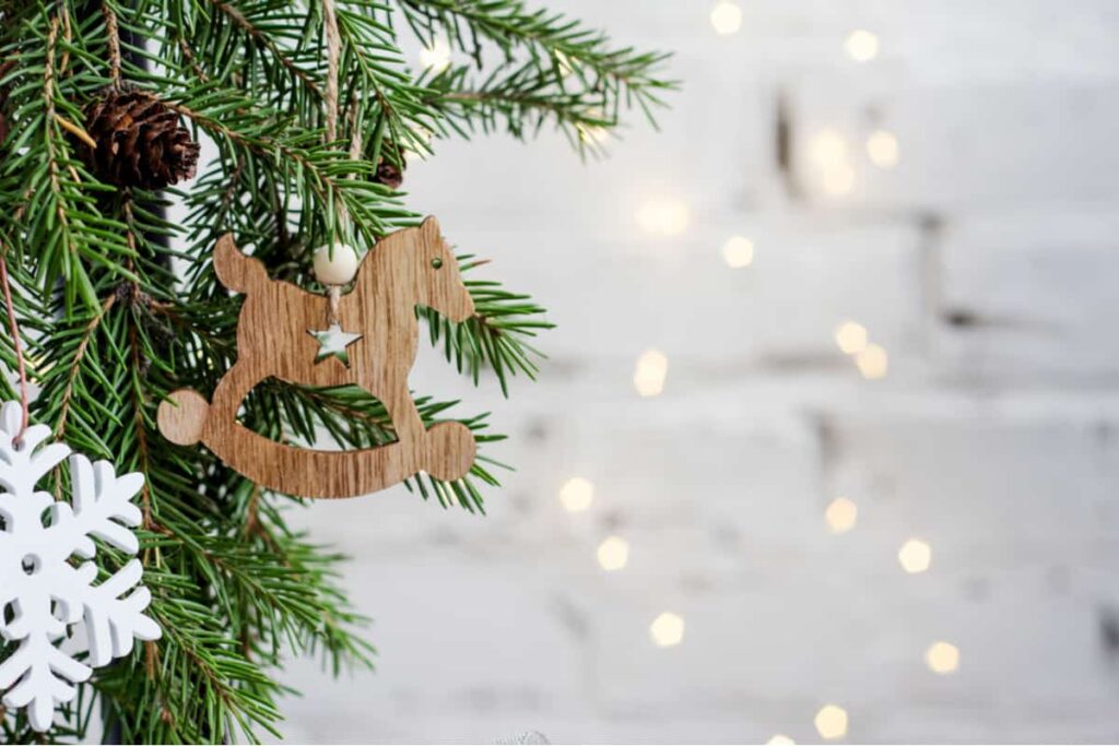 decorazioni in legno per albero di Natale a forma di un cavallino a dondolo