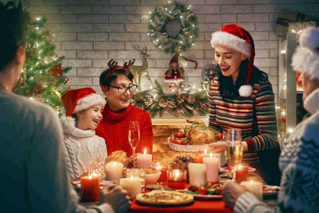 famiglia riunita a tavola durante un pranzo di natale