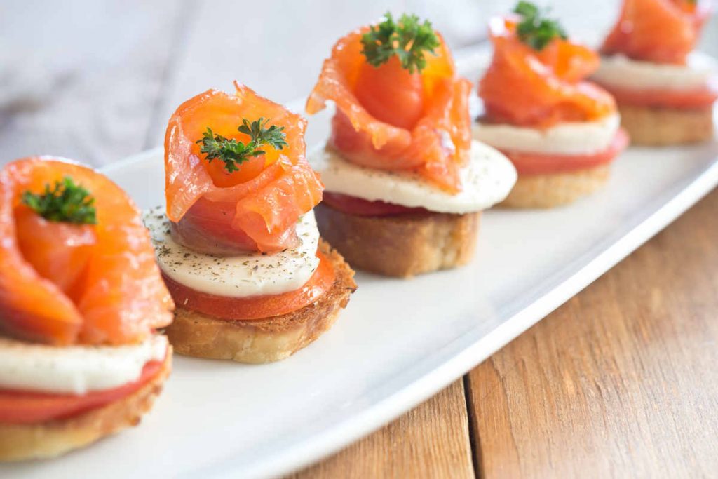 tartine con pomodoro mozzarella e salmone