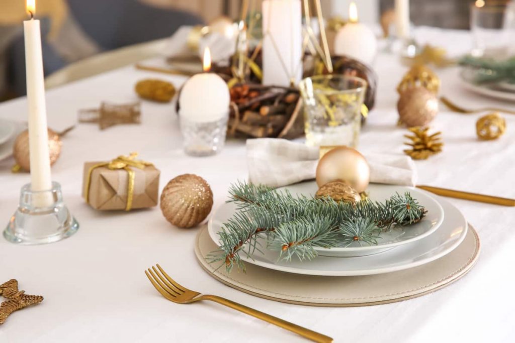 tavola capodanno con palline di Nataleale