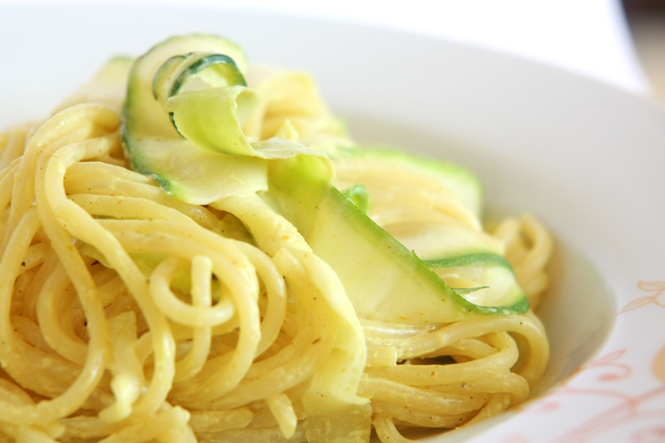 Spaghetti al curry e zucchine, ricetta per un primo light