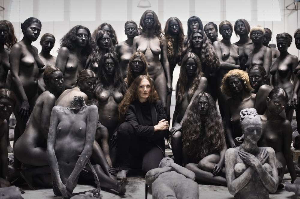 L’identità femminile nelle performance di Vanessa Beecroft [FOTO]