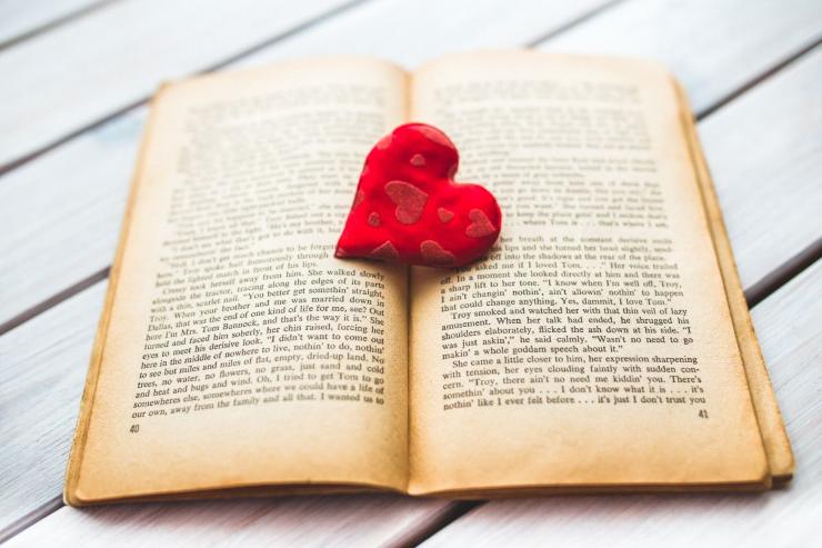 libro aperto con cuore al centro