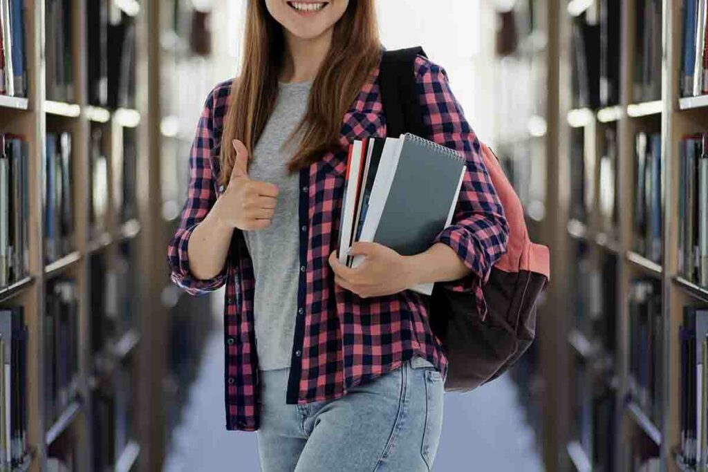 ragazza con libri