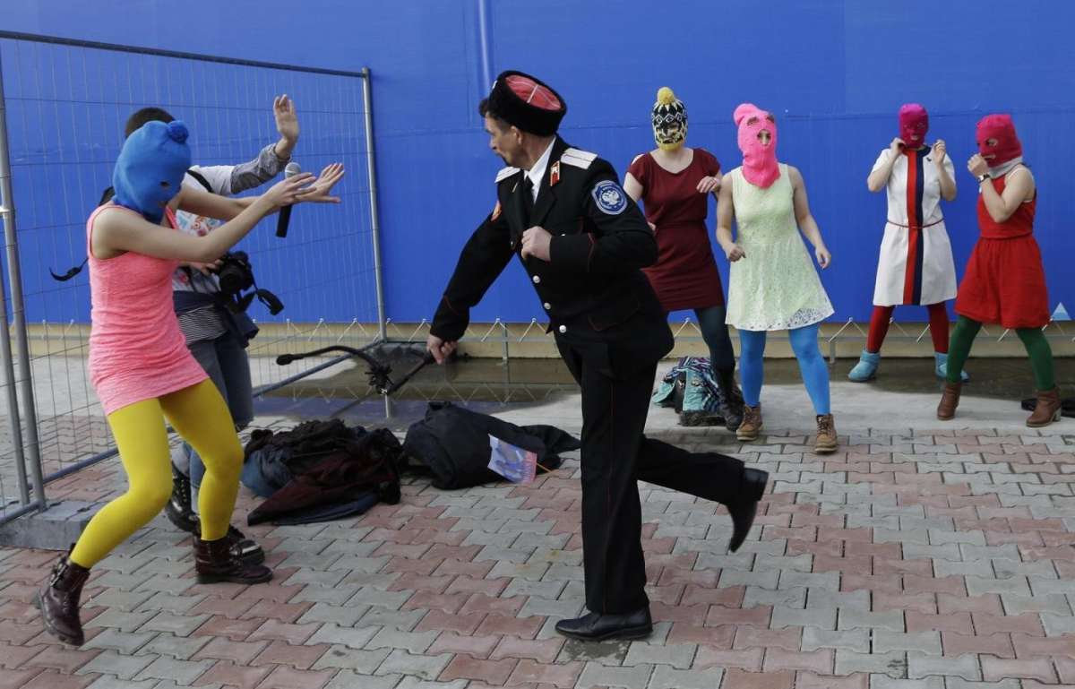 Un soldato colpisce le Pussy Riot