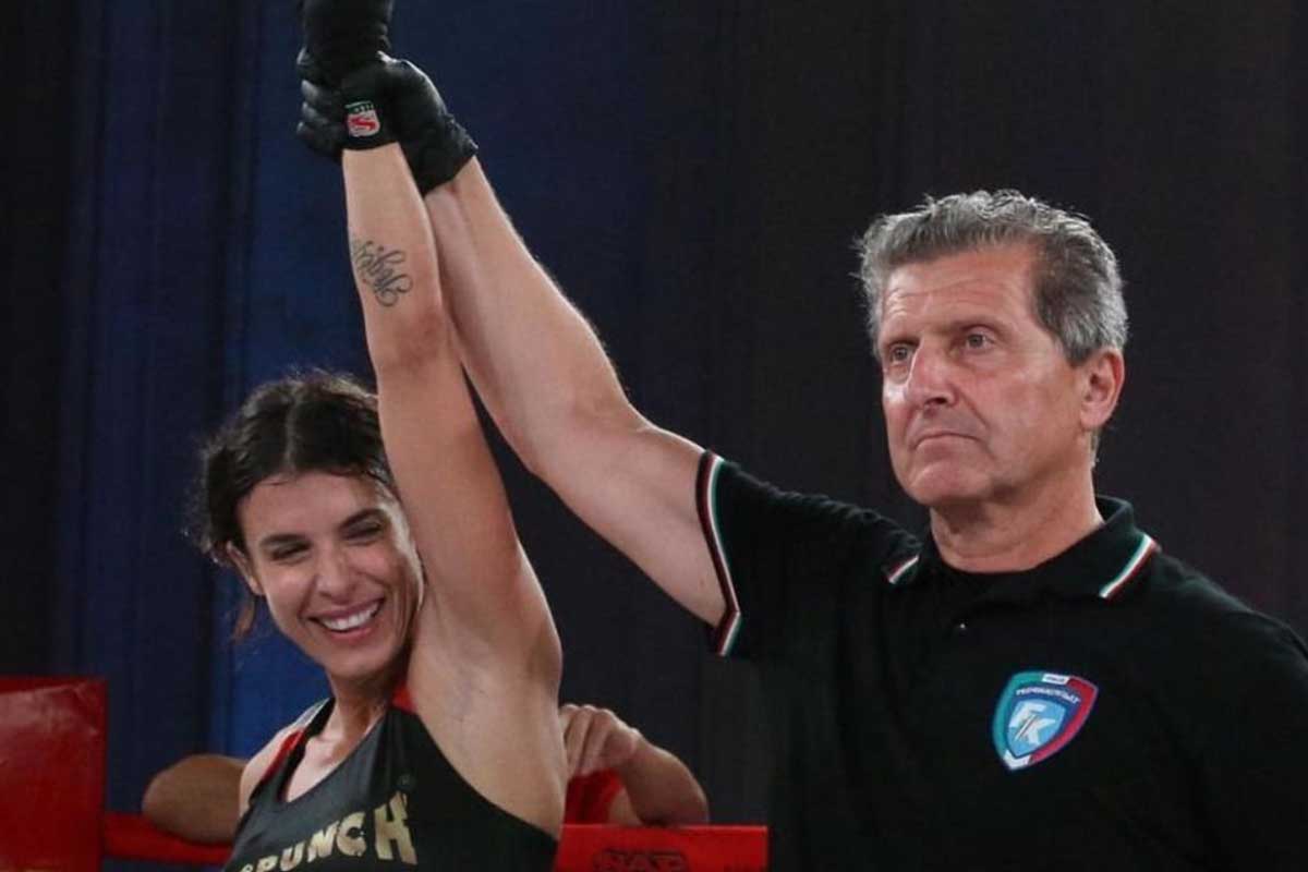 Elisabetta Canalis fa kick boxing