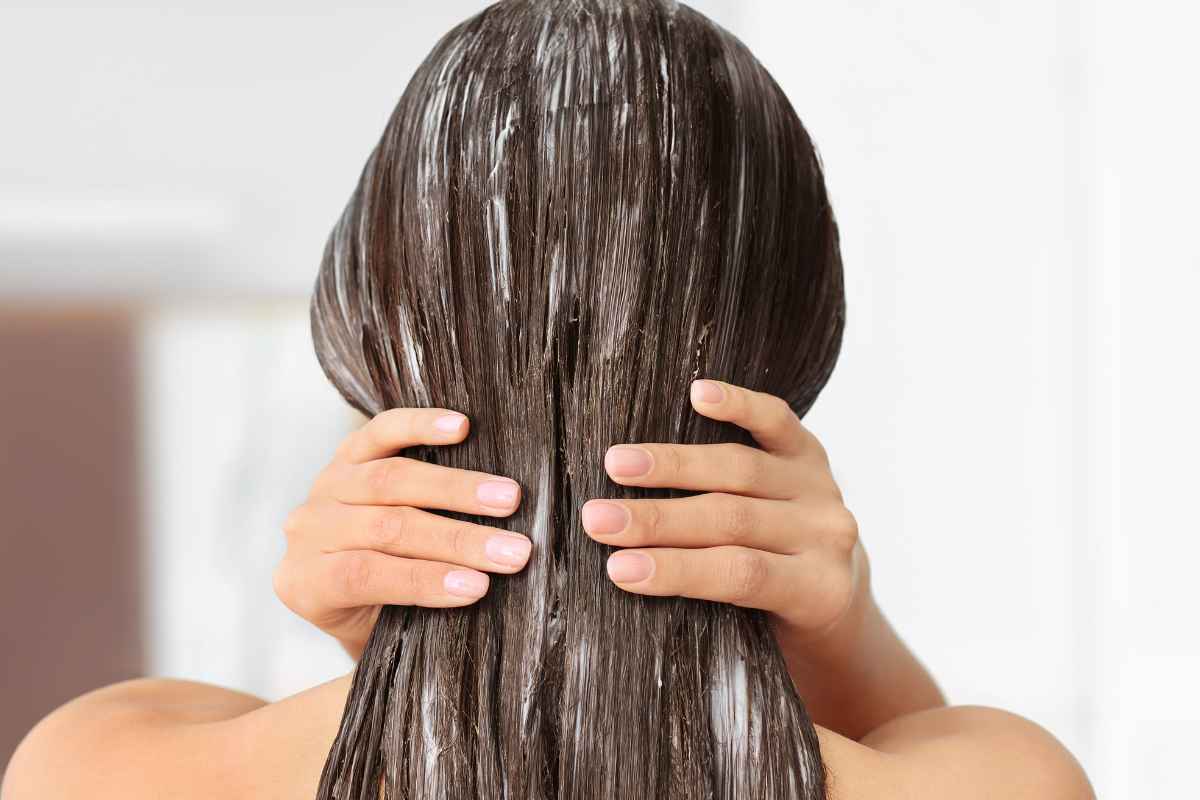 Ragazza che fa un impacco ai capelli colorati