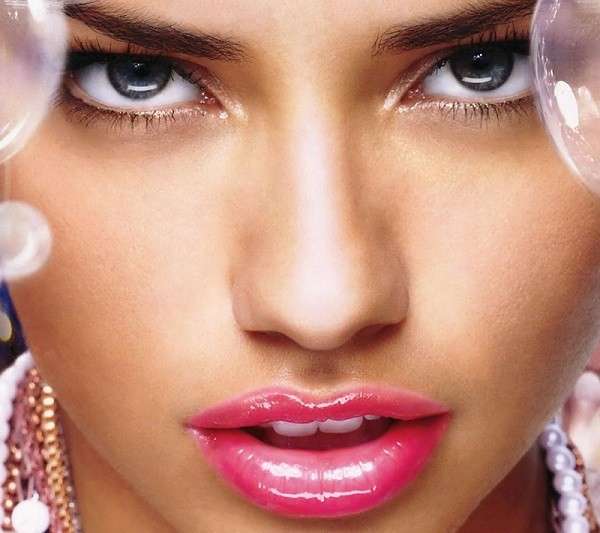 Trucco labbra carnose di Adriana Lima