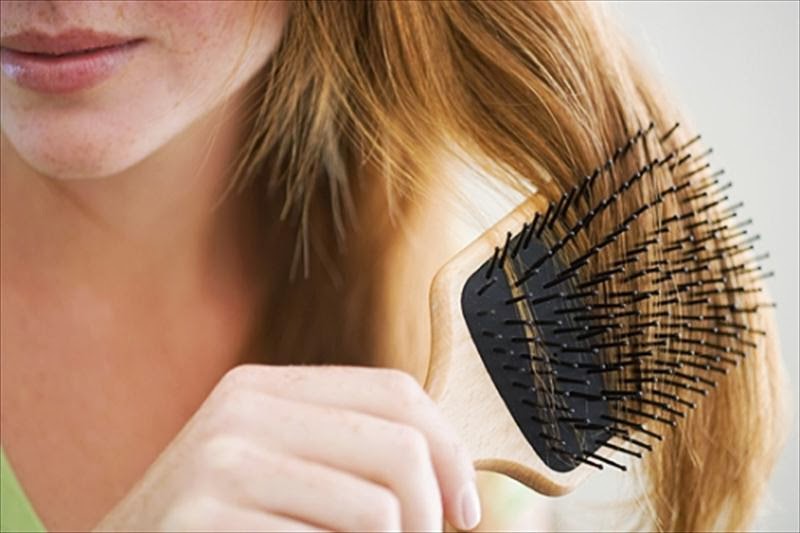 Perdita dei capelli dopo il parto: i rimedi naturali e integratori