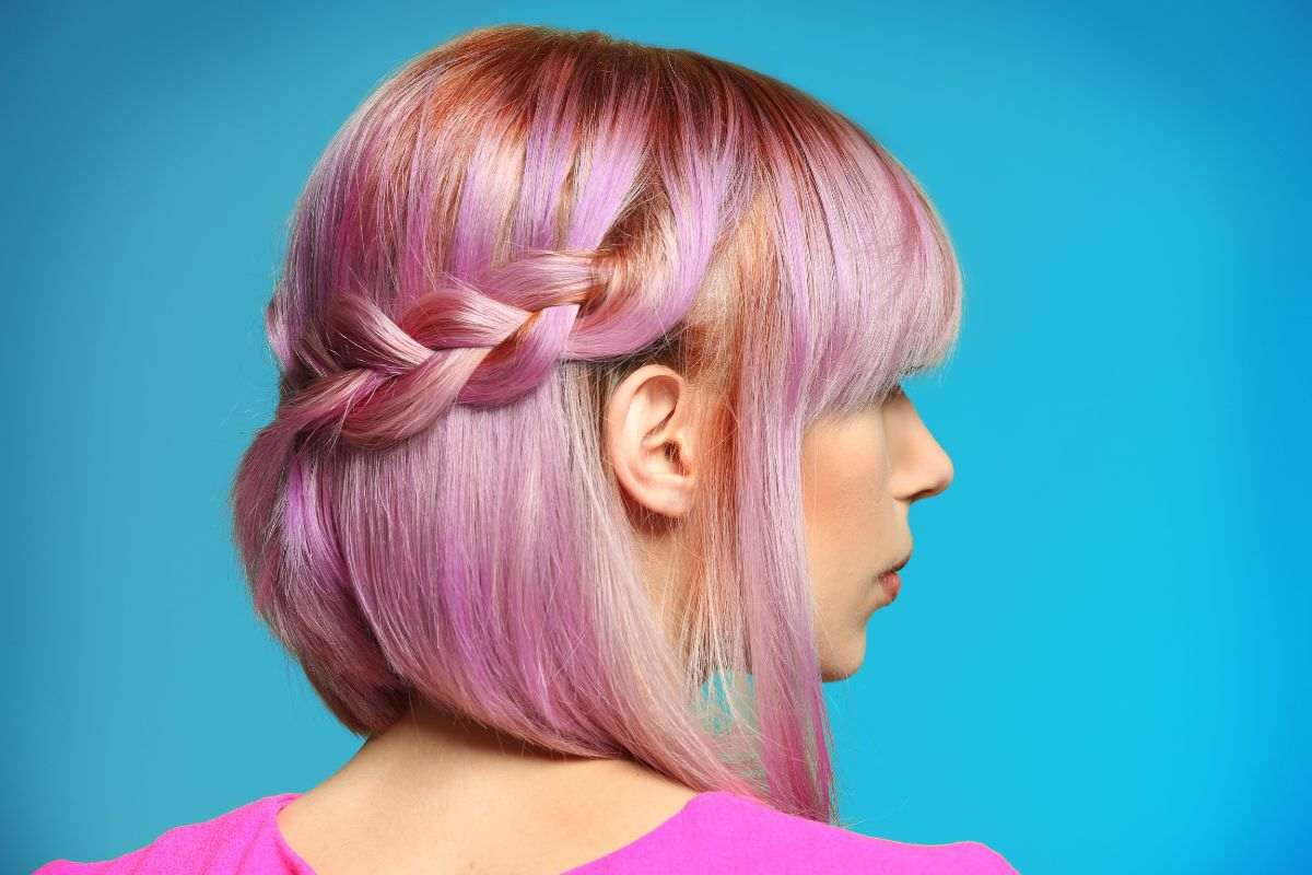 ragazza di profilo con capelli semi raccolto